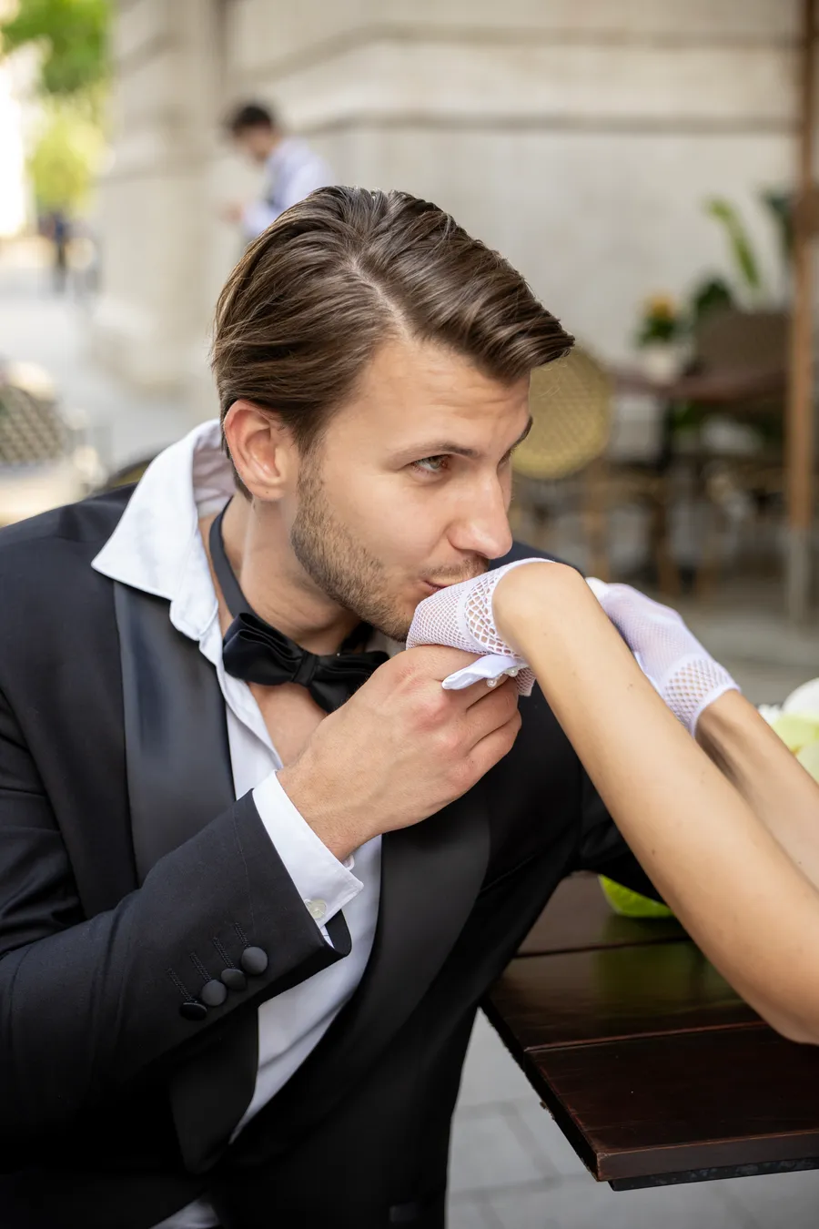 Couple cafe terrace — esküvői fotózás, Budapest — Gáspár Enikő Photography