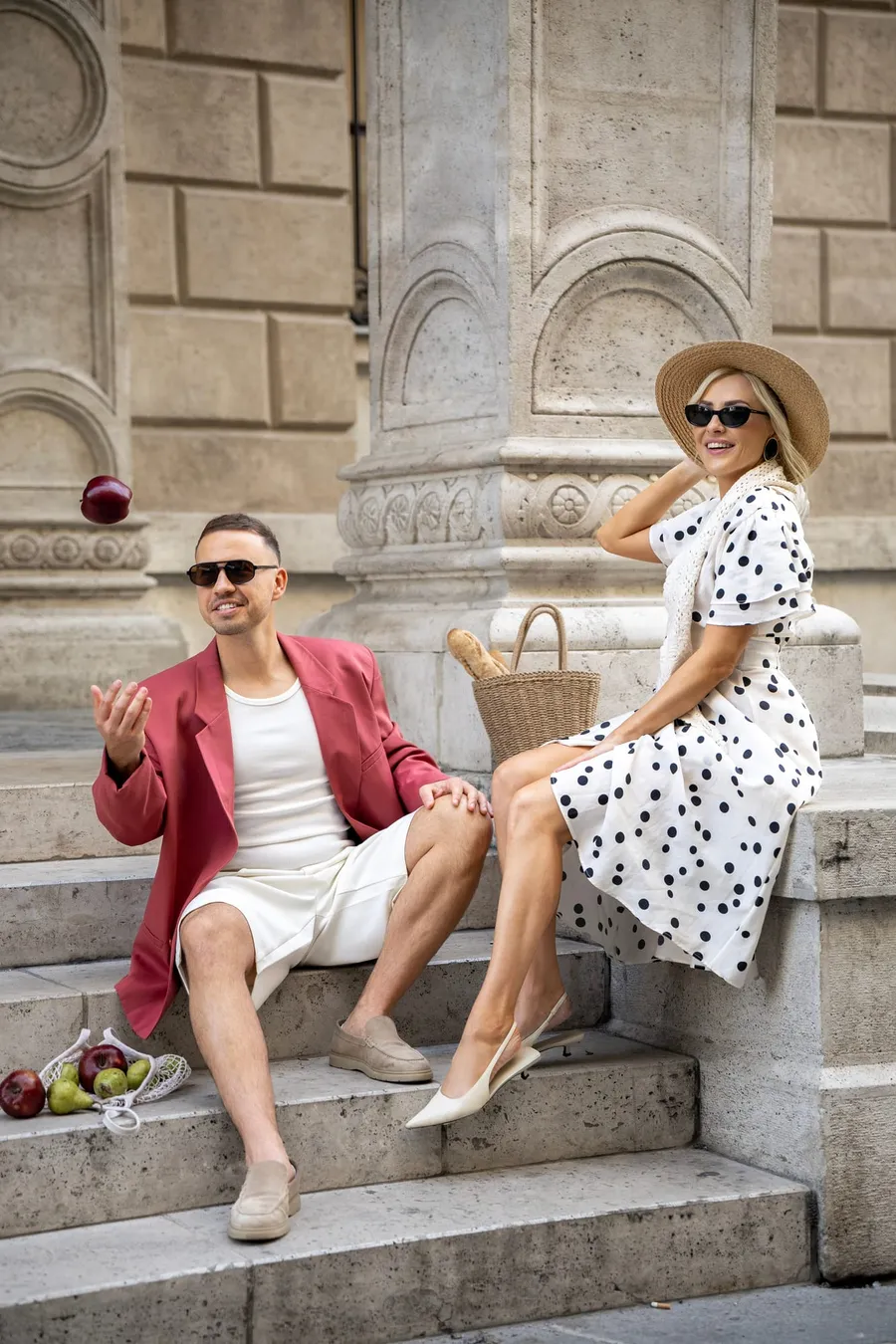 Divatosan öltözött pár pózol egy klasszikus budapesti épület díszlépcsőjén — Gáspár Enikő Photography