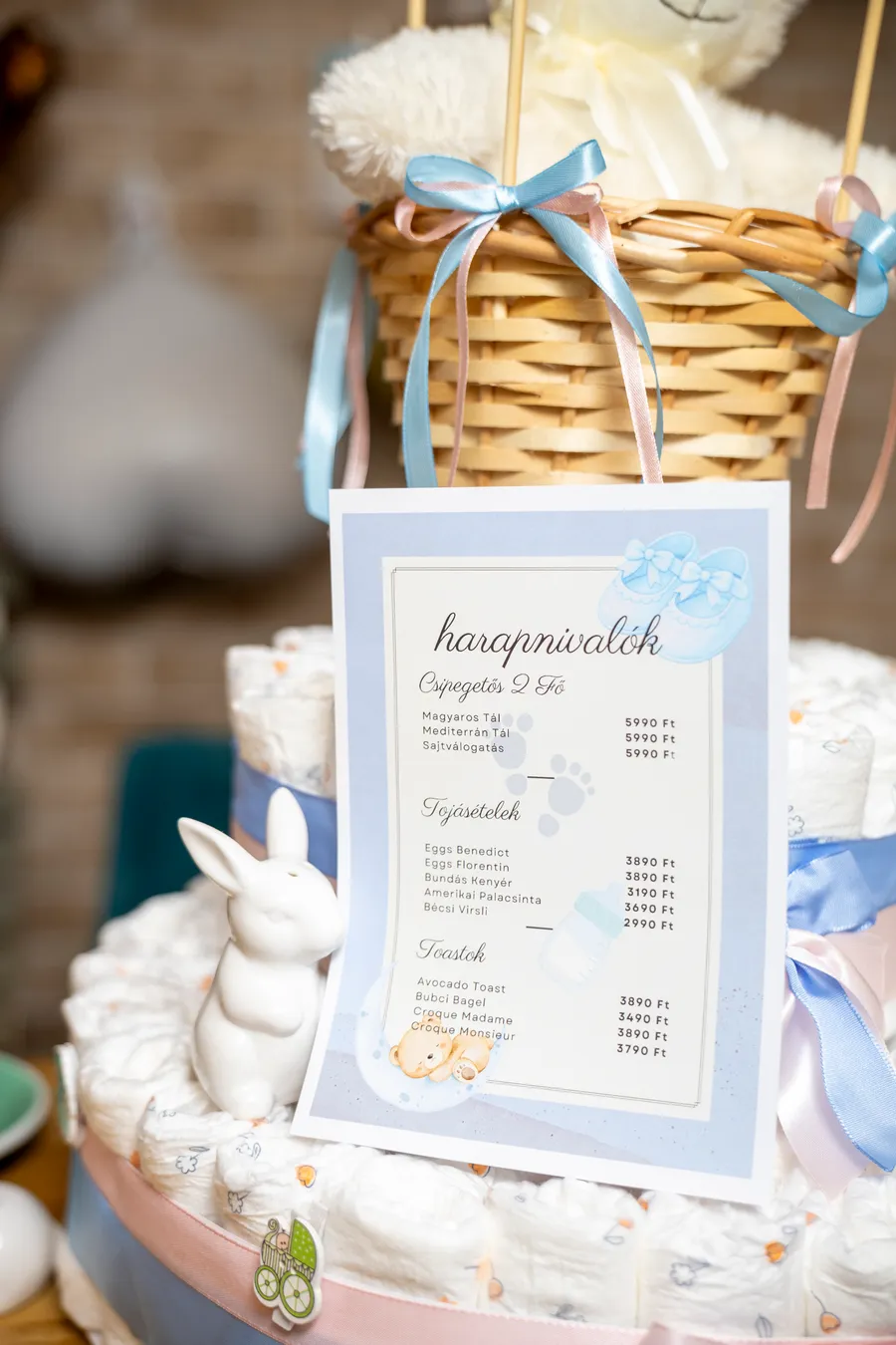 Gender reveal with cute couple in a cafe — páros fotózás, Budapest — Gáspár Enikő Photography