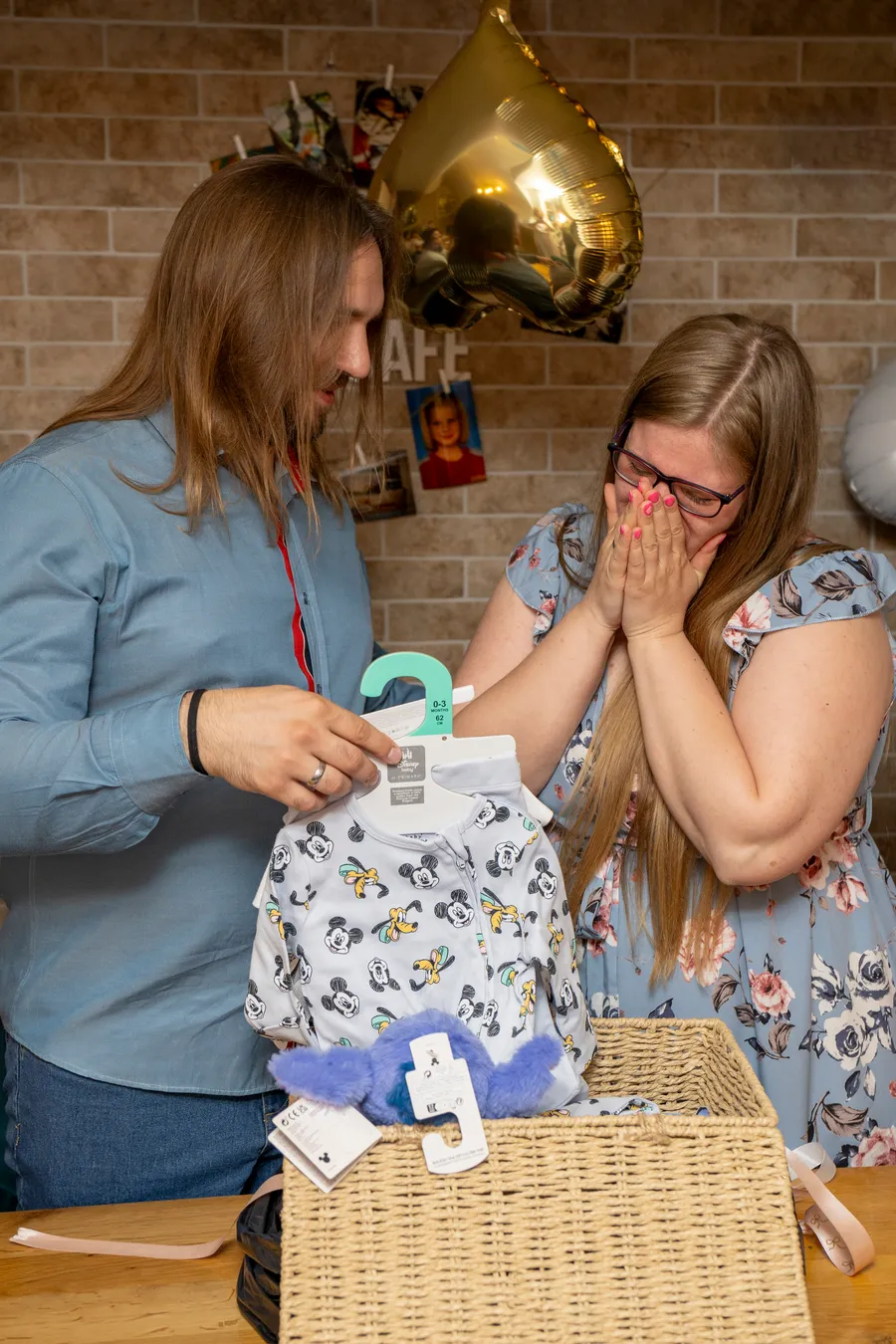 Gender reveal with cute couple in a cafe — páros fotózás, Budapest — Gáspár Enikő Photography