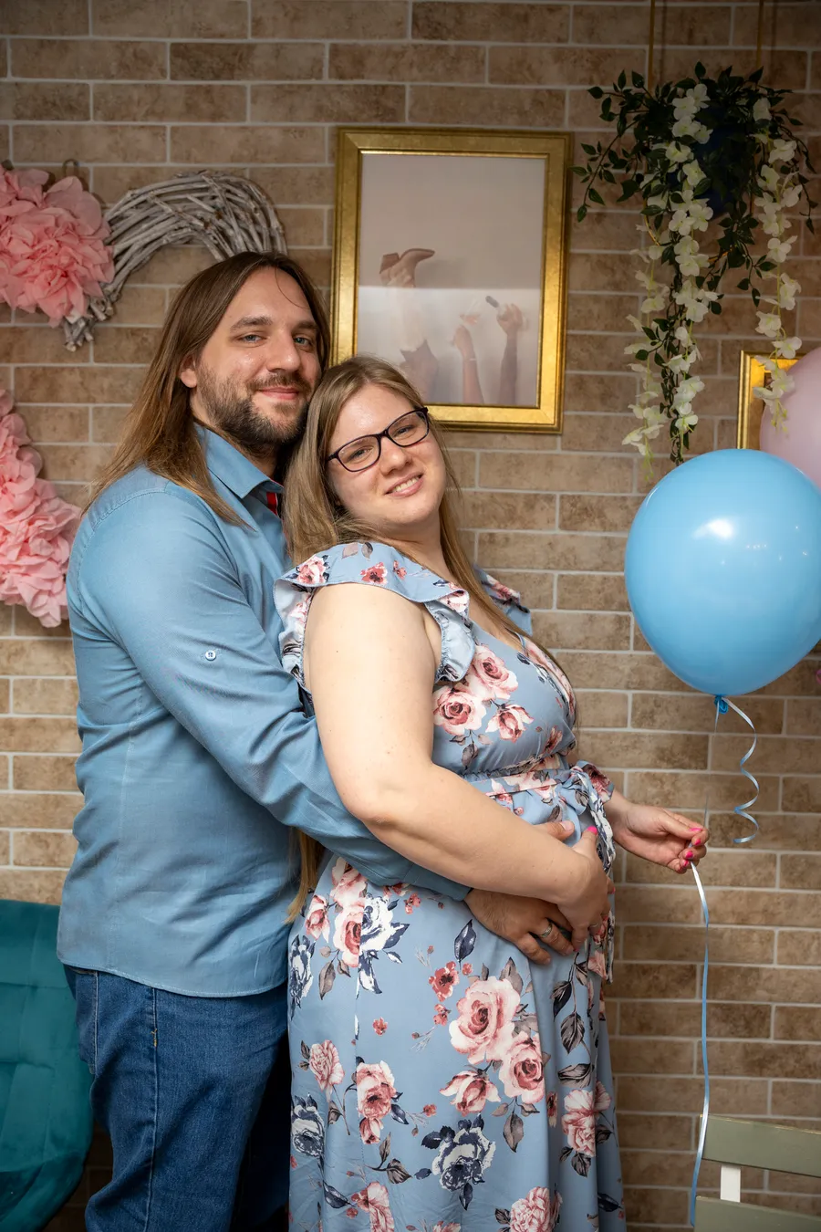 Gender reveal with cute couple in a cafe — esküvői fotózás, Budapest — Gáspár Enikő Photography