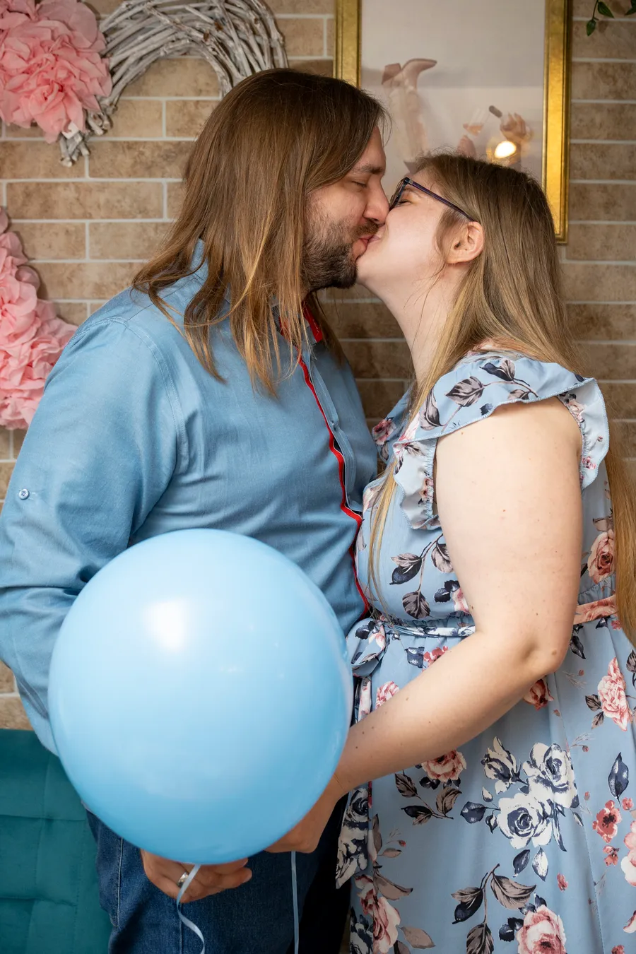 Gender reveal with cute couple in a cafe — páros fotózás, Budapest — Gáspár Enikő Photography