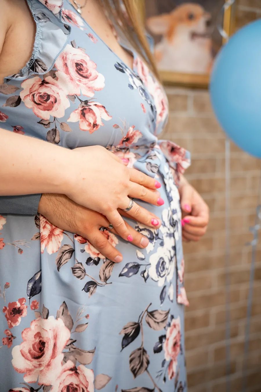 Gender reveal with cute couple in a cafe — páros fotózás, Budapest — Gáspár Enikő Photography