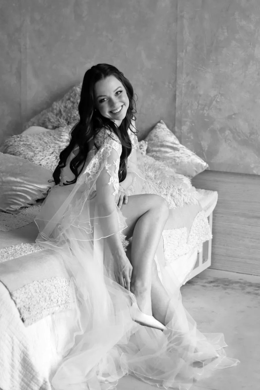 Fekete-fehér boudoir portré: menyasszony áttetsző csipke köntösben az ágyon — Gáspár Enikő Photography