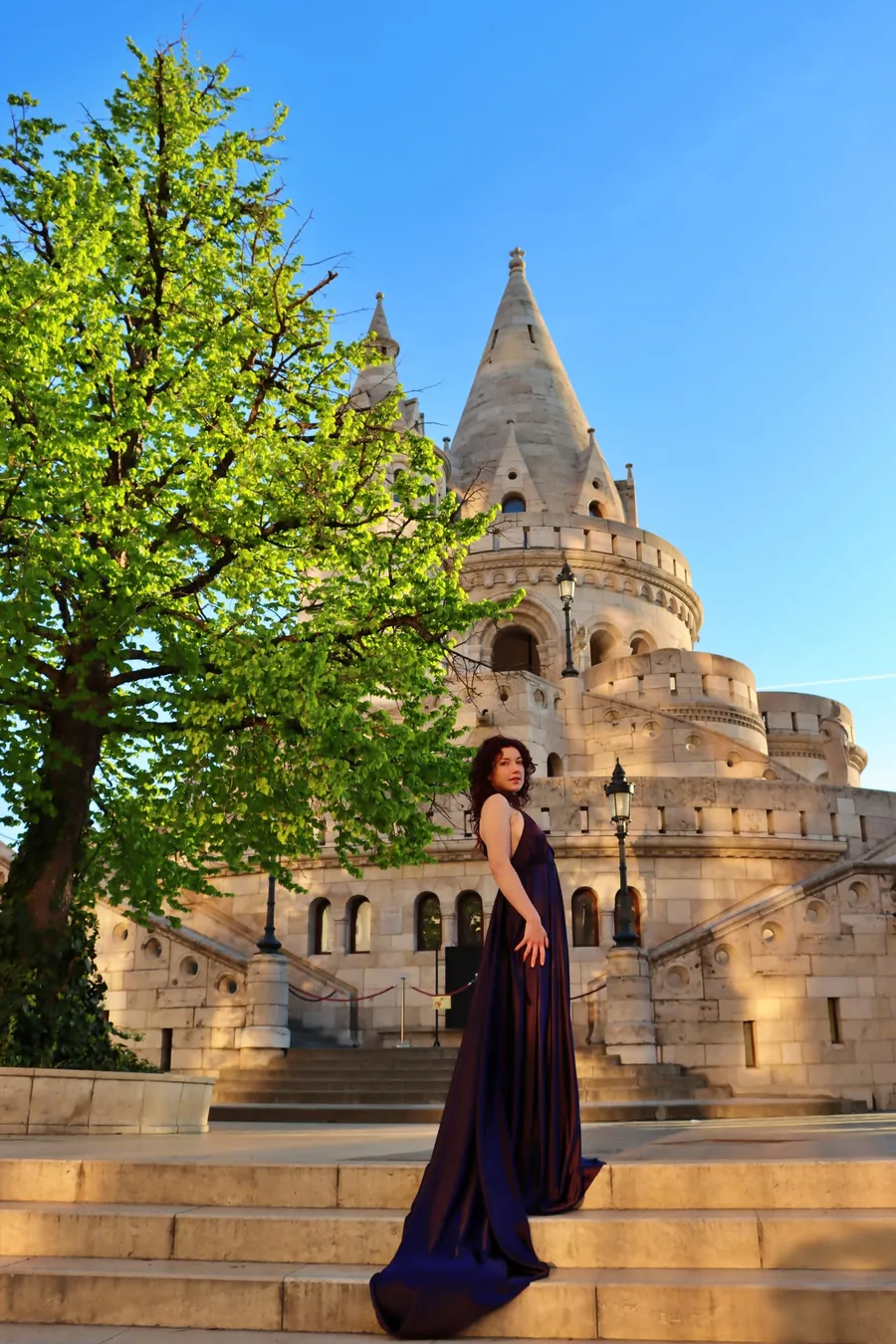 Nő elegáns lila estélyi ruhában a Halászbástya lépcsőin, Budapest — Gáspár Enikő Photography