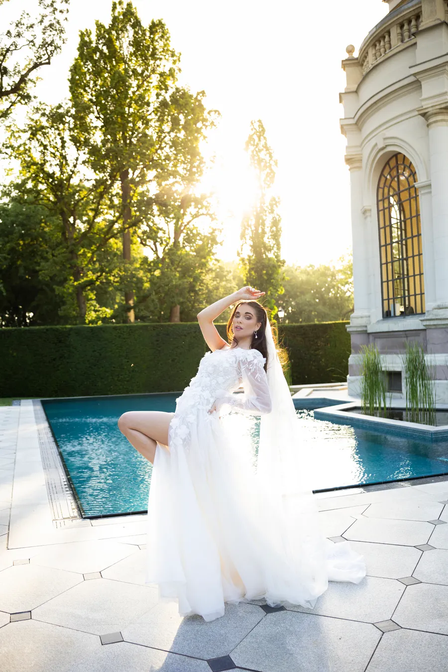 Menyasszony a medence parton — esküvői fotózás, Budapest — Gáspár Enikő Photography