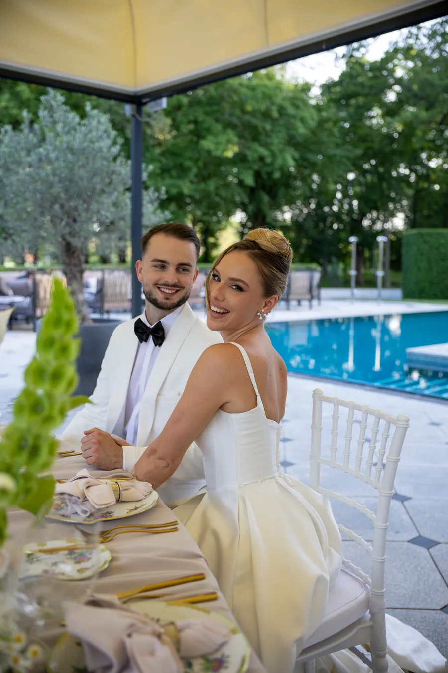 Menyasszony a medence parton — esküvői fotózás, Budapest — Gáspár Enikő Photography