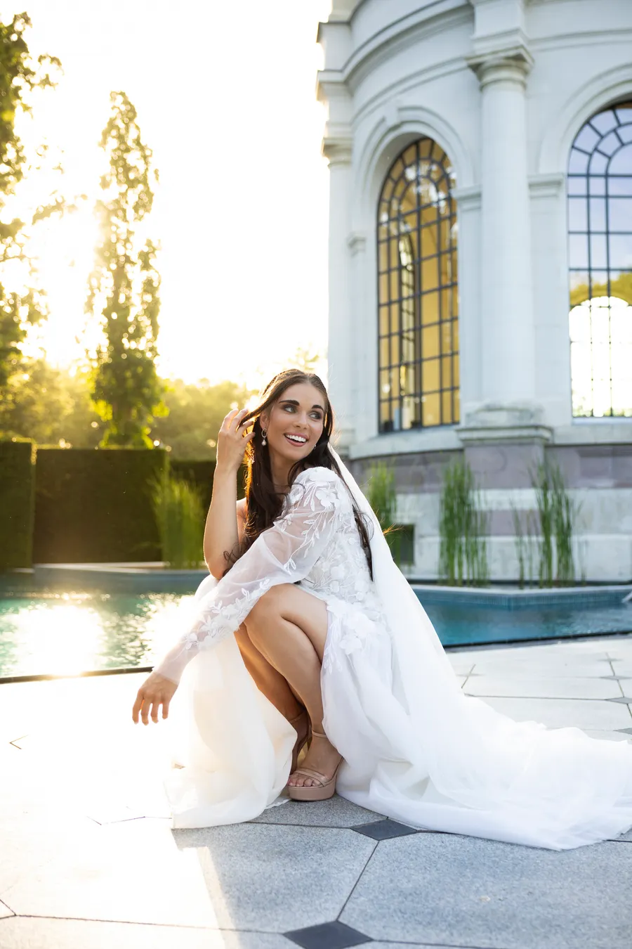 Menyasszony a medence parton — esküvői fotózás, Budapest — Gáspár Enikő Photography