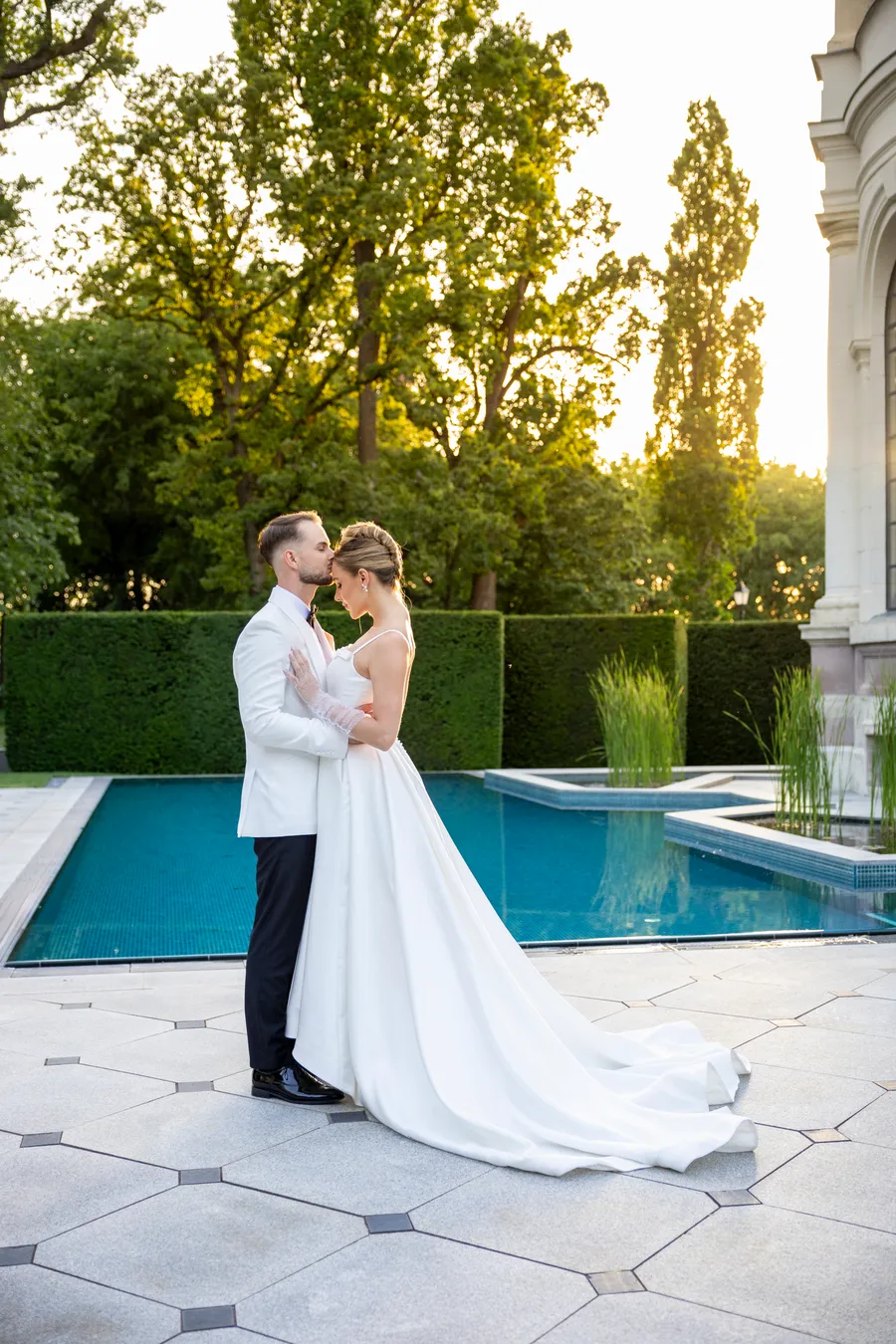 Menyasszony a medence parton — esküvői fotózás, Budapest — Gáspár Enikő Photography