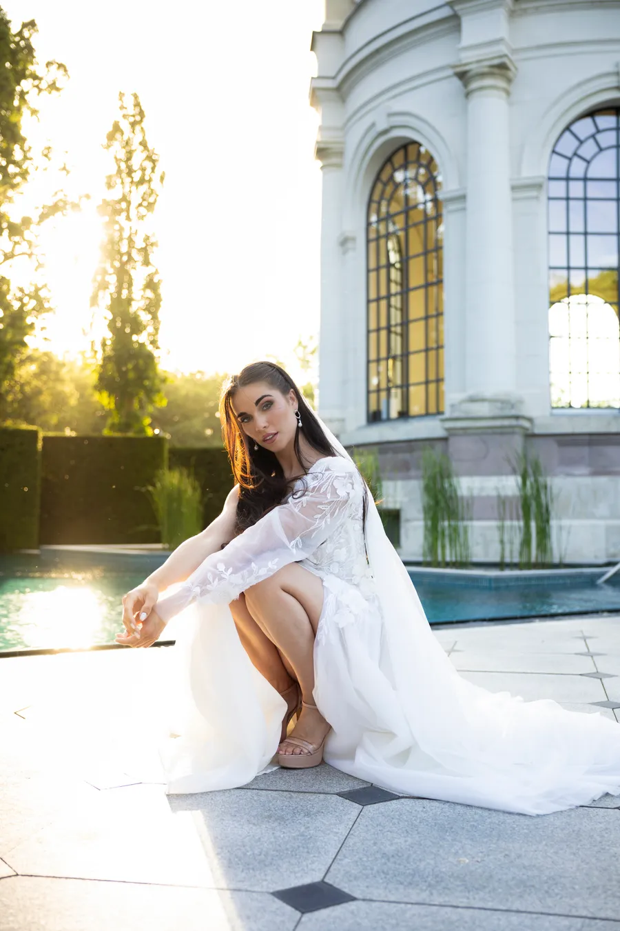 Menyasszony a medence parton — esküvői fotózás, Budapest — Gáspár Enikő Photography